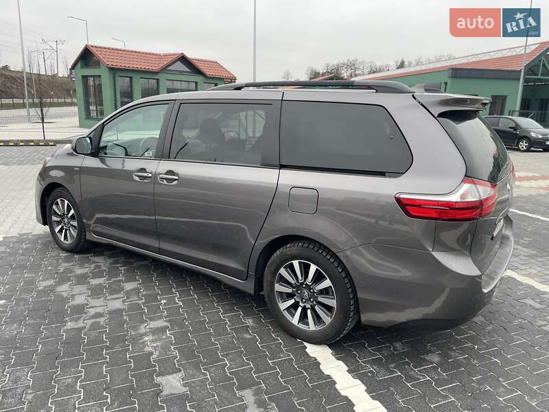Мінівен Toyota Sienna 2019 в Києві