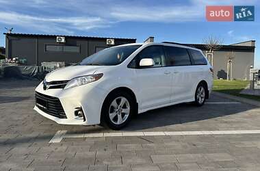 Минивэн Toyota Sienna 2018 в Киеве