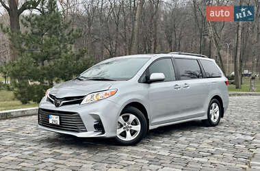 Мінівен Toyota Sienna 2020 в Києві