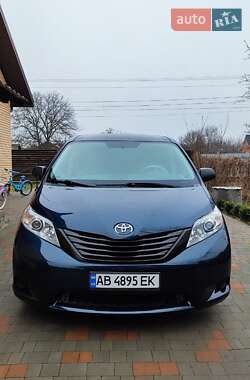 Минивэн Toyota Sienna 2010 в 