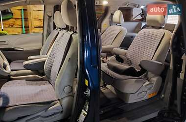 Минивэн Toyota Sienna 2010 в 