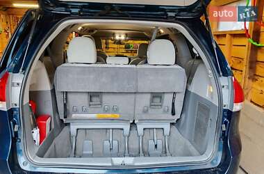 Минивэн Toyota Sienna 2010 в 