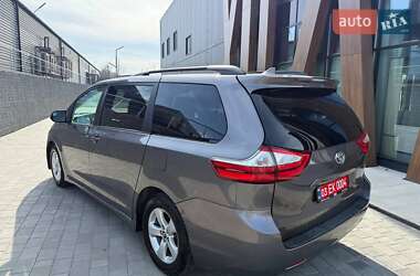 Минивэн Toyota Sienna 2018 в 