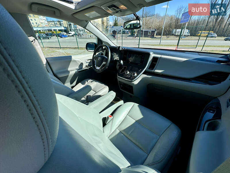 Мінівен Toyota Sienna 2015 в Вінниці