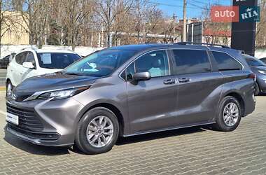 Минивэн Toyota Sienna 2022 в 