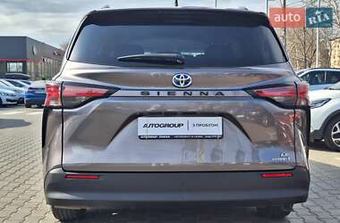 Минивэн Toyota Sienna 2022 в 