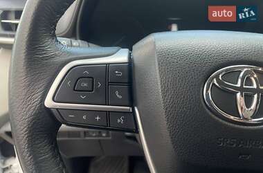 Минивэн Toyota Sienna 2023 в 