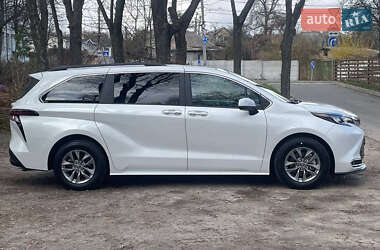 Минивэн Toyota Sienna 2023 в 