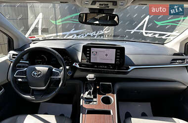 Мінівен Toyota Sienna 2021 в 