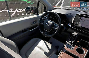 Мінівен Toyota Sienna 2021 в 