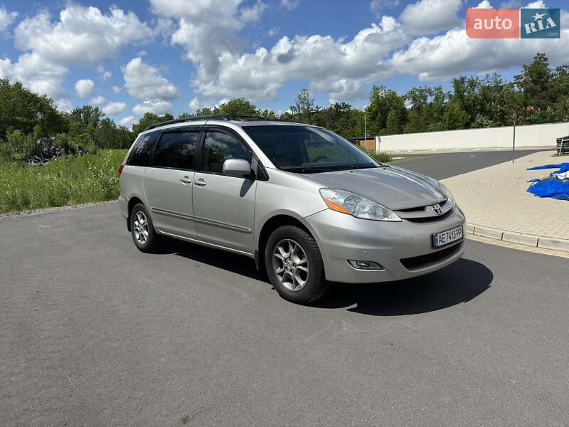 Минивэн Toyota Sienna 2006 в 