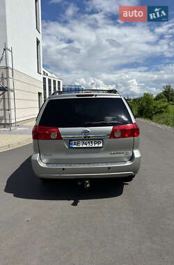 Минивэн Toyota Sienna 2006 в 