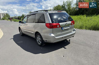 Минивэн Toyota Sienna 2006 в 