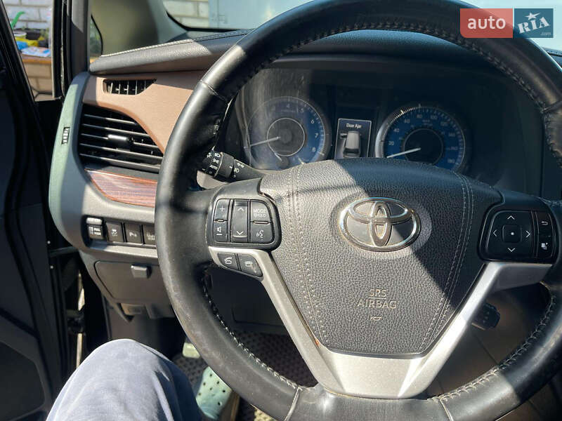 Мінівен Toyota Sienna 2017 в Харкові