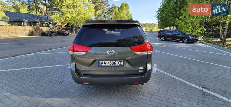 Мінівен Toyota Sienna 2013 в Києві