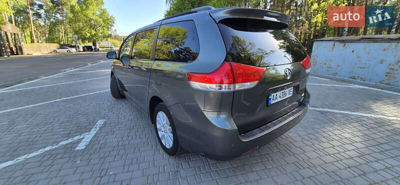 Мінівен Toyota Sienna 2013 в Києві
