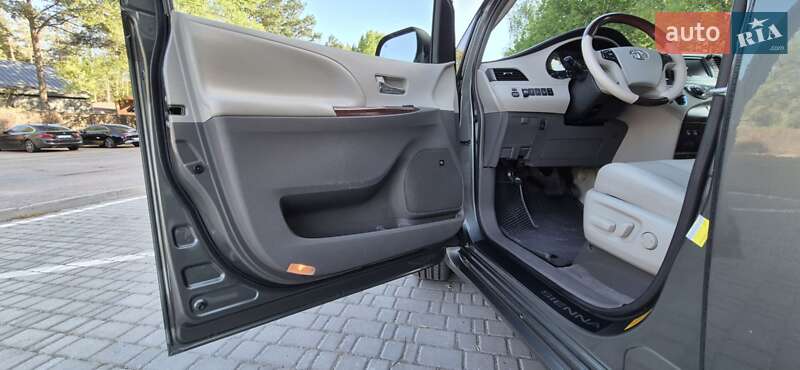 Мінівен Toyota Sienna 2013 в Києві