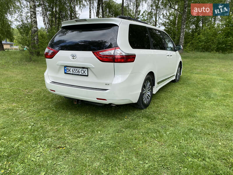 Мінівен Toyota Sienna 2018 в Радивиліві