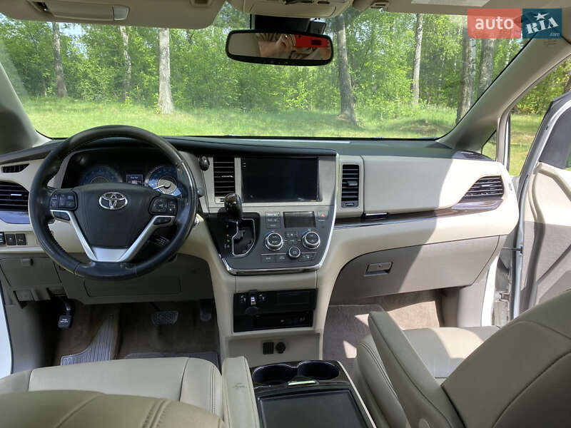 Мінівен Toyota Sienna 2018 в Радивиліві