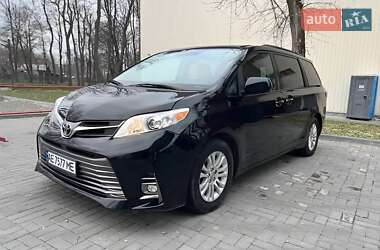 Минивэн Toyota Sienna 2017 в 