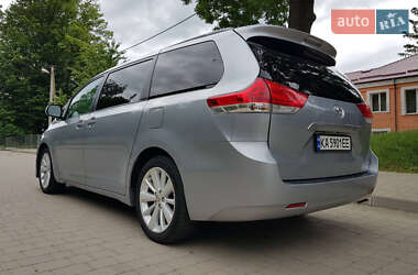 Минивэн Toyota Sienna 2013 в 