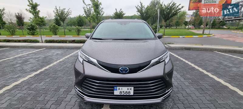 Минивэн Toyota Sienna 2023 в 