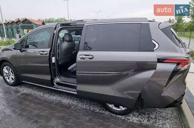 Минивэн Toyota Sienna 2023 в 