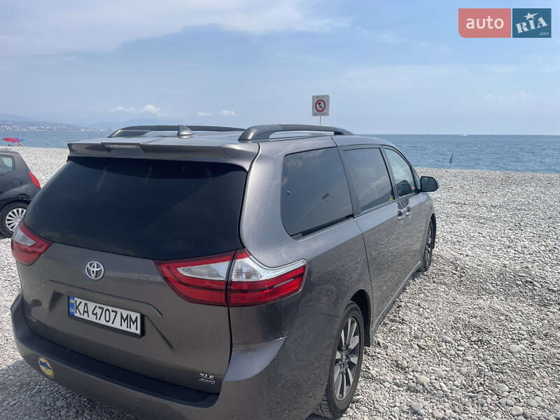 Мінівен Toyota Sienna 2019 в Києві