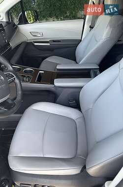 Минивэн Toyota Sienna 2023 в 
