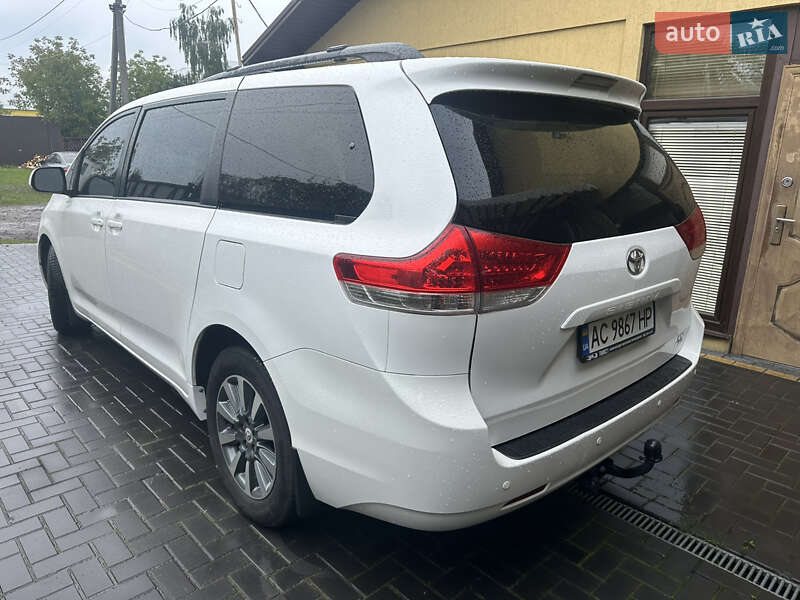 Мінівен Toyota Sienna 2011 в Луцьку