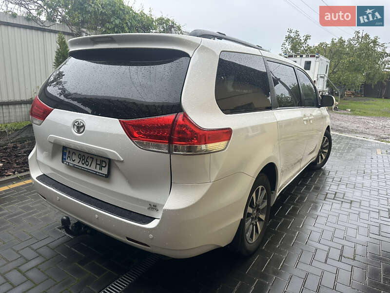 Мінівен Toyota Sienna 2011 в Луцьку