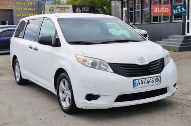 Минивэн Toyota Sienna 2004 в Киеве