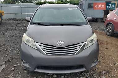Минивэн Toyota Sienna 2015 в 