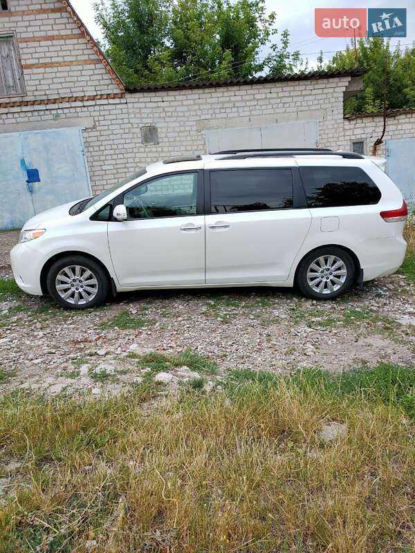 Мінівен Toyota Sienna 2013 в Дніпрі