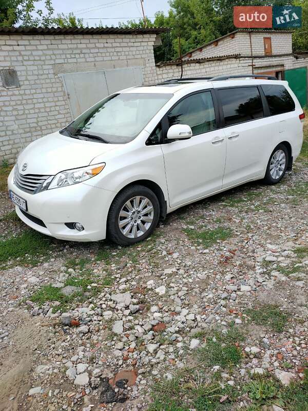 Мінівен Toyota Sienna 2013 в Дніпрі