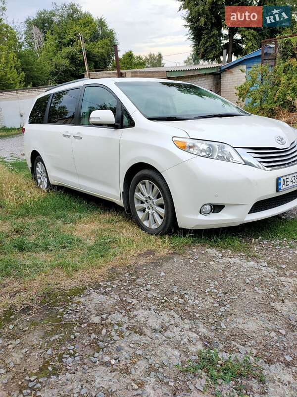 Мінівен Toyota Sienna 2013 в Дніпрі