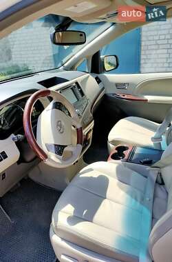 Мінівен Toyota Sienna 2013 в Дніпрі