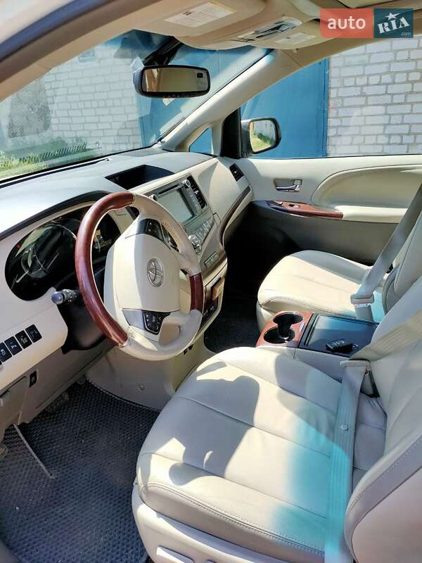 Мінівен Toyota Sienna 2013 в Дніпрі