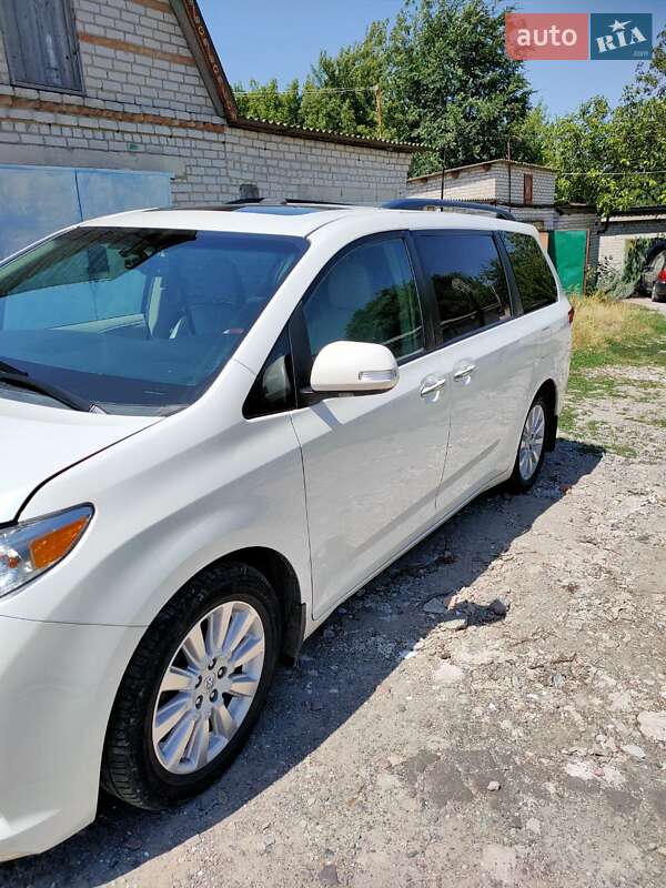 Мінівен Toyota Sienna 2013 в Дніпрі
