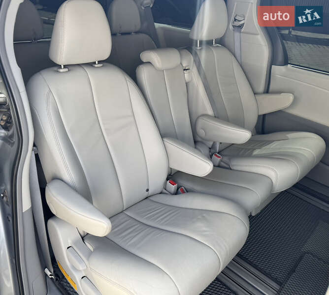 Мінівен Toyota Sienna 2013 в Одесі