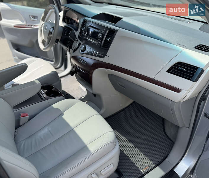 Мінівен Toyota Sienna 2013 в Одесі