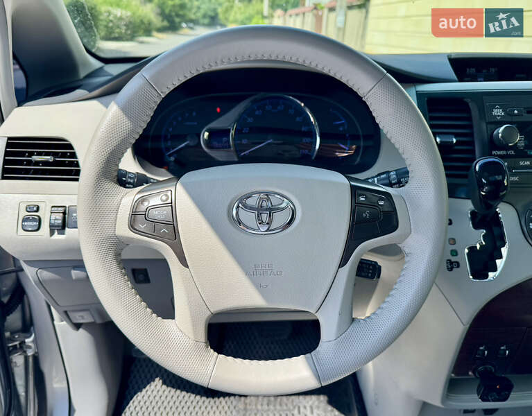 Мінівен Toyota Sienna 2013 в Одесі