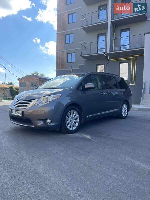 Toyota Sienna 2011
