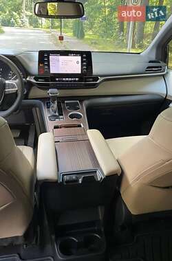 Минивэн Toyota Sienna 2021 в 
