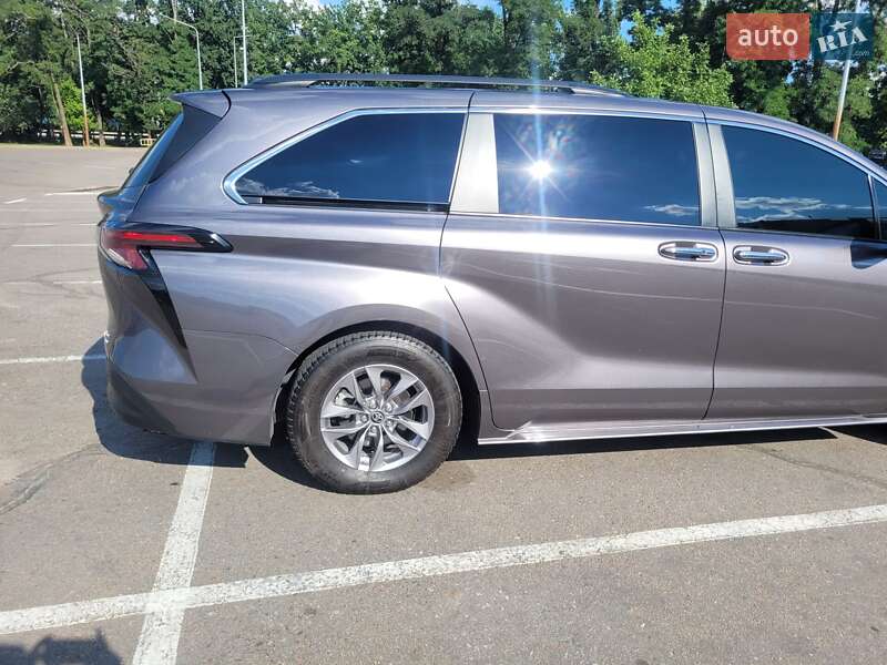 Мінівен Toyota Sienna 2022 в Києві