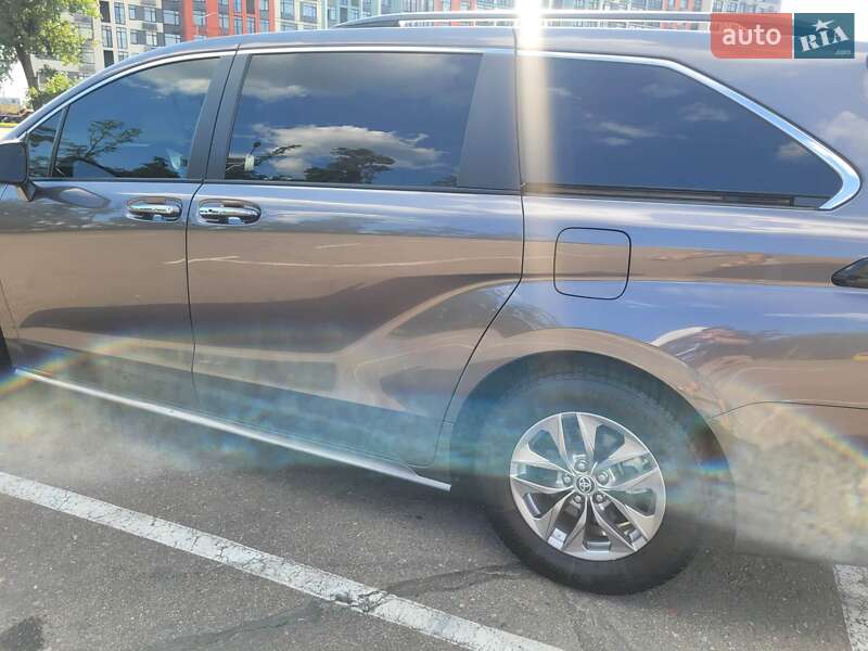 Мінівен Toyota Sienna 2022 в Києві