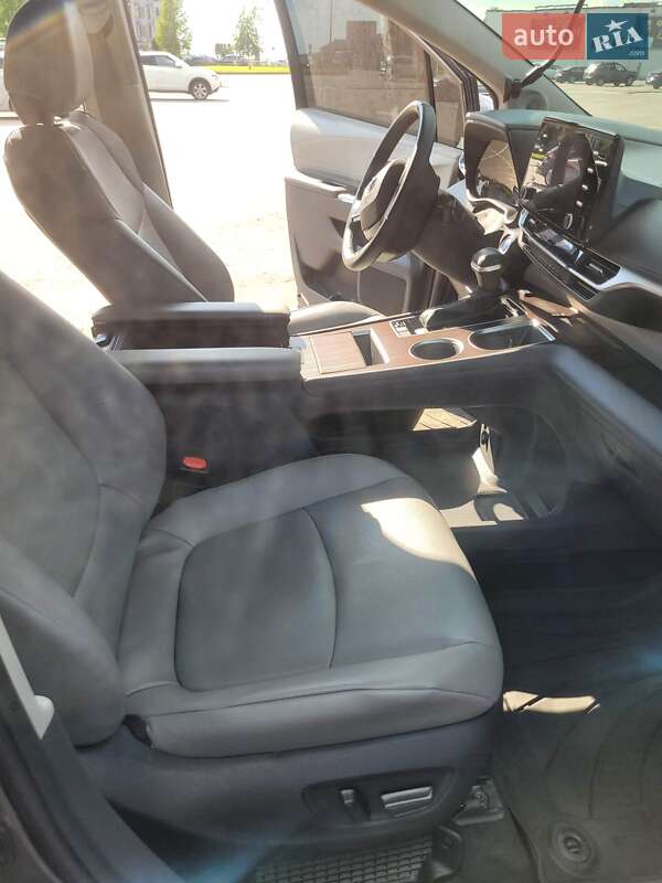 Мінівен Toyota Sienna 2022 в Києві