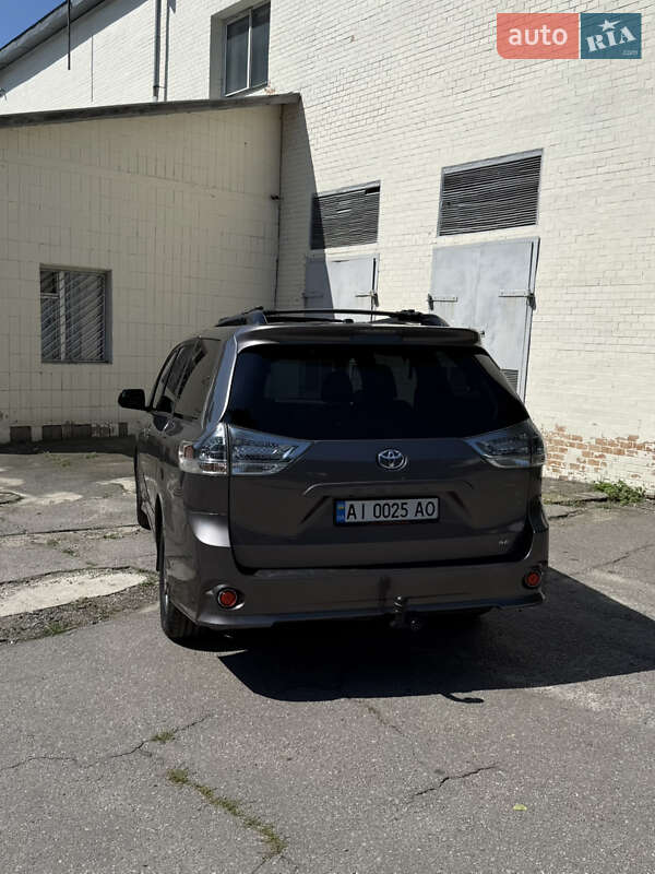 Минивэн Toyota Sienna 2017 в Киеве