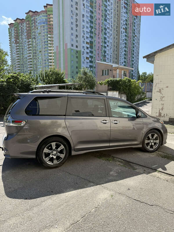 Минивэн Toyota Sienna 2017 в Киеве