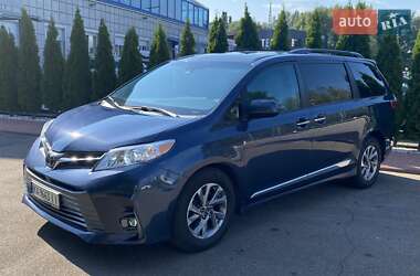 Мінівен Toyota Sienna 2018 в Києві